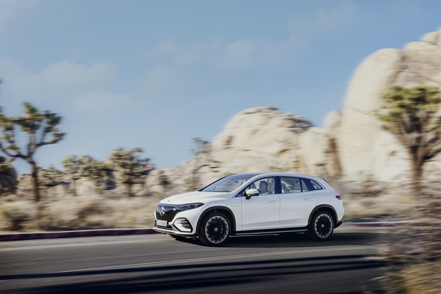 ▲ 벤츠 EQS SUV의 주행 모습. ⓒ벤츠코리아