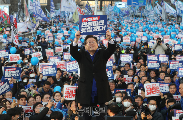 ▲ 이재명 더불어민주당 대표가 지난 4일 오후 서울 숭례문 광장 인근에서 열린 '윤석열 정권 민생파탄, 검찰 독재 규탄대회'에서 구호를 외치고 있다. ⓒ뉴데일리