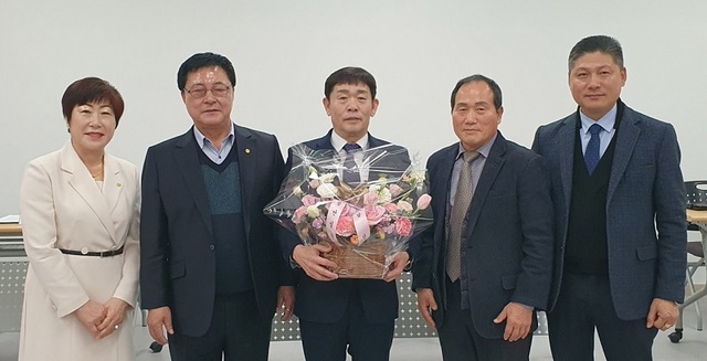 ▲ 세종시새마을회가 최근 정기총회를 열고 김영제 NK세종병원 이사장(가운데)을 신임 회장으로 선출한 뒤 기념촬영을 하고 있다.ⓒ세종시새마을회