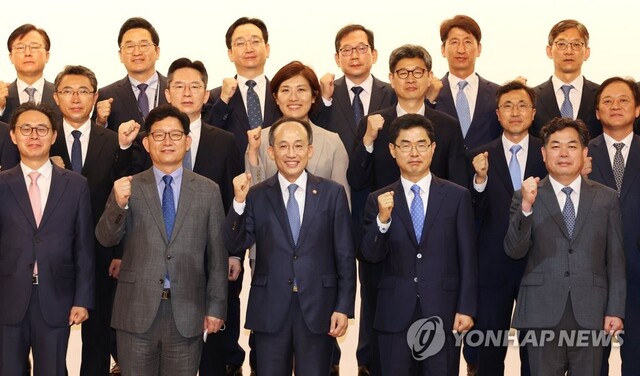 ▲ 지난해 7월 열린 2022년 하반기 전국 세무관서장회의에서 기념사진을 촬영하는 추경호 경제부총리와 김창기 국세청장. 국세청은 당시 소송에 패소한 하위 직원의 상여금을 삭감하는 내용을 발표해 직원들의 반발을 샀었다. ⓒ연합뉴스