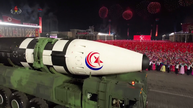 ▲ 지난해 4월 25일 평양 김일성 광장에서 조선인민혁명군 창건 90주년 열병식이 개최됐다. 열병식에 등장한 북한 신형 대륙간탄도미사일(ICBM) '화성-17형'. ⓒ뉴시스