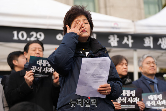 ▲ 이태원 참사 유가족들이 6일 오후 서울시청 입구에서 오세훈 서울시장과 면담을 요구하며 경찰과 대치하고 있다. 유가족들은 기자회견을 열고, 분향소 철거 시도 중단, 설치 협조, 온전한 시위를 보장을 요구하는 성명을 발표했다. ⓒ서성진 기자