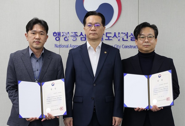 ▲ 행정중심복합도시건설청이 6일 지난해 하반기 민원 우수부서와 우수직원을 선정, 시상했다.왼쪽부터 최규원 주무관, 이상래 행복청장, 오진수 광역도로과장.ⓒ행복청
