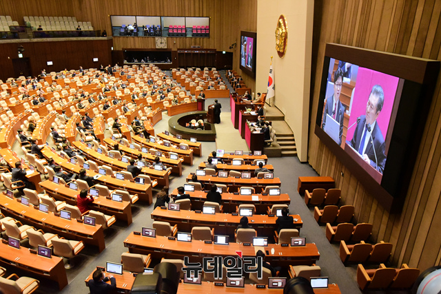 ▲ 여야가 6일 서울 여의도 국회 본회의장에서 정치·외교·통일·안보 분야 대정부질문을 진행했다. ⓒ이종현 기자