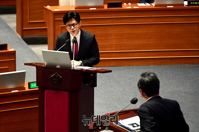 ▲ 여야가 6일 서울 여의도 국회 본회의장에서 정치·외교·통일·안보 분야 대정부질문을 진행했다. ⓒ이종현 기자