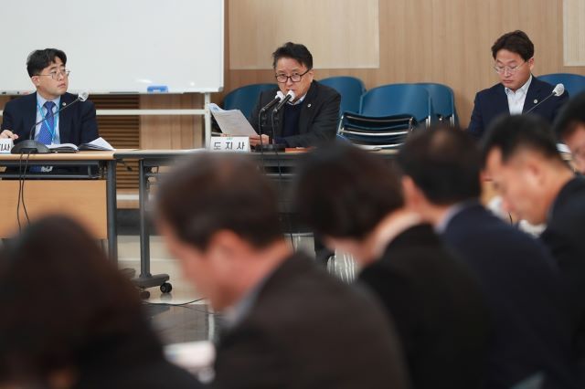 김영환 충북도지사가 6일 도청 대회의실에서 열린 확대간부회의를 주재하고 있다.ⓒ충북도