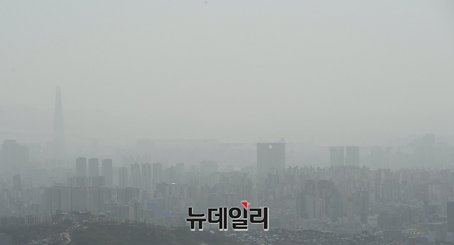 충남도가 7일 오전 6시부터 밤 9시까지 비상저감조치를 시행한다. 사진은 황사로 뒤덮인 서울 시내 모습.ⓒ뉴데일리 D/B