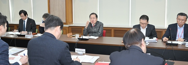 ▲ 6일 시청 산격청사 대회의실에서 열린 2월 간부회의에 홍준표 대구시장은 ‘2022년도 파워풀 대구 시정 TOP 10’으로 선정된 우수부서를 시상하고 격려하면서, 각 실‧국‧본부 업무 집행 속도에 가속이 필요하다고 강조했다.ⓒ대구시