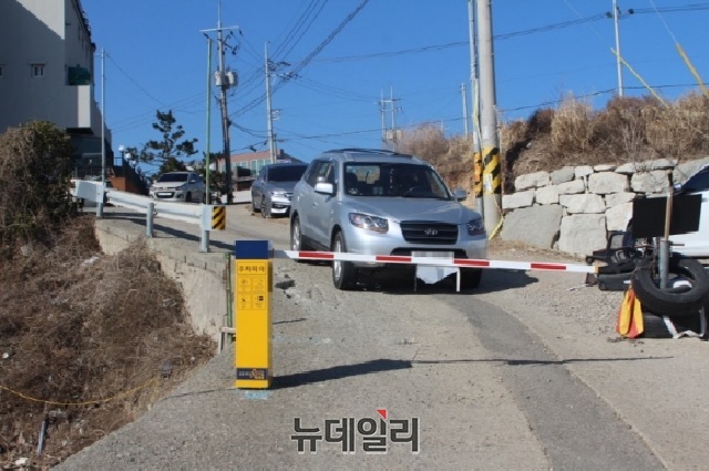 ▲ 포항 장길리복합낚시공원 진입로를 토지소유주(169번지)가 차량진입을 차단하고 있다.ⓒ뉴데일리