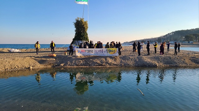 ▲ 월성본부는 정월대보름을 맞이해 지난 5일 감포읍 대본3리에서 열린 달집태우기 행사를 지원했다.ⓒ월성본부