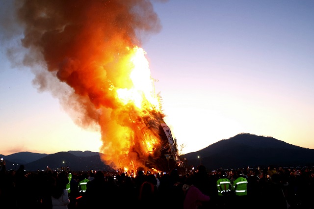 ▲ 서천둔치에서 개최된 정월대보름 축제 달집 태우기 사진.ⓒ경주시
