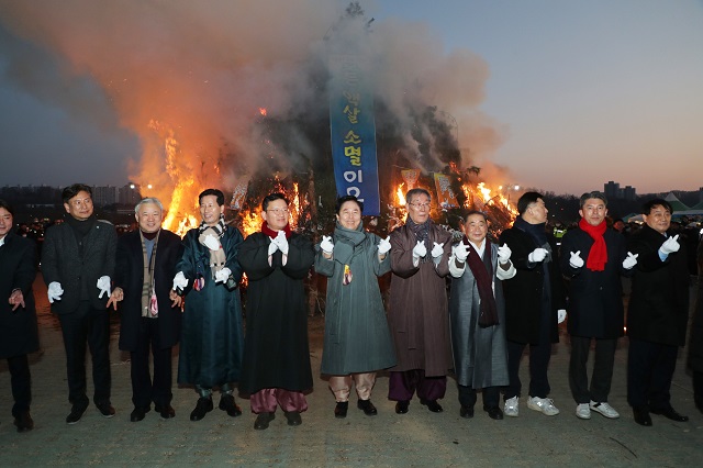 ▲ 안동시는 시민의 무사 안녕과 안동의 무궁한 발전을 기원하는 2023 계묘년 정월대보름 달맞이 행사가 지난 5일 낙동강변 둔치에서 열렸다.ⓒ안동시