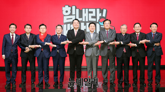 ▲ 국민의힘 제3차 전당대회 후보자 비전 발표회가 7일 서울 강서구 한 방송 스튜디오에서 열린 가운데 정진석 비대위원장, 주호영 원내대표 등 당지도부와 김기현·안철수·윤상현·조경태·천하람·황교안 대표 후보들이 기념촬영을 하고 있다. (공동취재사진) ⓒ이종현 기자