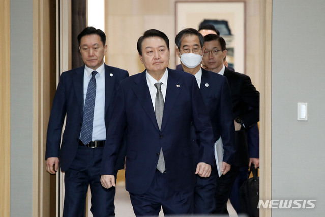 ▲ 윤석열 대통령이 7일 정부세종청사에서 열린 국무회의에 입장하고 있다. ⓒ뉴시스