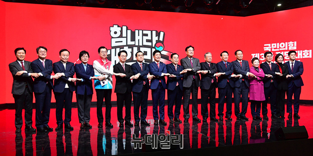 ▲ 국민의힘 최고위원 후보들이 7일 서울 강서구 한 방송 스튜디오에서 열린 국민의힘 제3차 전당대회 후보자 비전 발표회에서 당 지도부와 함께 기념촬영을 하고 있다. 왼쪽부터 김경안, 김진모 선거관리위원, 김재원, 조수진, 이만희, 천강정, 태영호, 이용, 박성중 최고위원 후보, 정진석 비대위원장, 유흥수 선관위원장, 김석기 사무총장, 문병호, 정미경, 김병민, 허은아, 김용태 최고위원 후보.ⓒ뉴데일리(공동취재단)