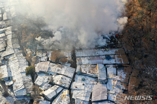 ▲ 1월20일 오전 서울 강남구 구룡마을에서 큰 불이 나 진화 작업이 한창이다. ⓒ뉴시스
