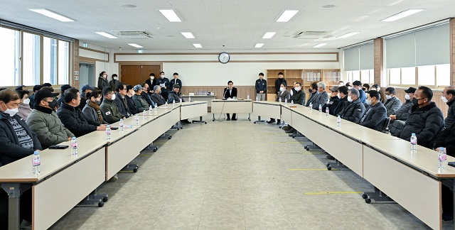 ▲ 김광열 영덕군수가 9개 읍·면, 70여 곳의 경로당을 돌며 현장의 민심과 민원을 경청하고 있다.ⓒ영덕군