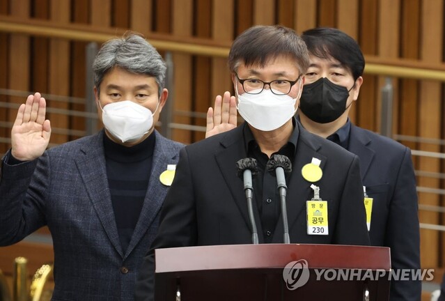 ▲ 김진호 용산경찰서 전 정보과장·박성민 서울청 전 정보부장·정대경 서울경찰청 112상황3팀장(왼쪽부터)이 지난 1월 4일 오후 국회에서 열린 '이태원 참사 국정조사 특별위원회 1차 청문회'에서 선서하고 있다. ⓒ연합뉴스