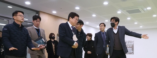 ▲ 최교진 세종교육감이 3월 개교 에정인 학교를 점검하고 있다.ⓒ세종교육청