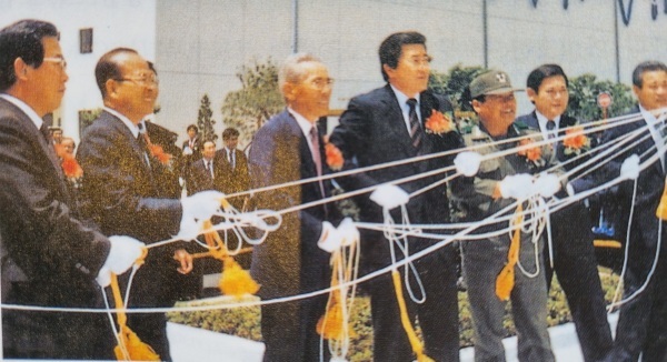 ▲ 1985년 5월 21일 삼성반도체통신 기흥 반도체 2라인 준공식에서 고 이병철 창업회장(오른쪽에서 다섯 번째)과 당시 고 이건희 삼성 선대회장(오른쪽에서 두 번째)이 제막 줄을 당기고 있다.ⓒ삼성전자