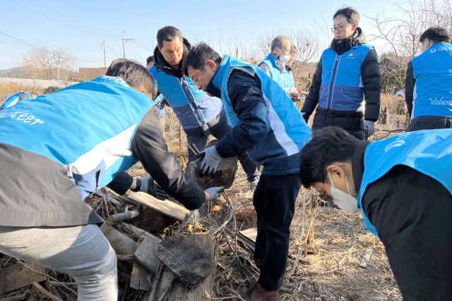 ▲ 대우건설 토목사업본부 임직원들이 '새롬의 집'을 찾아 봉사활동을 진행하고 있다. ⓒ대우건설