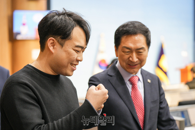 ▲ 김기현 국민의힘 당대표 후보가 8일 오전 국회 소통관에서 열린 전직 20대 대선 청년보좌역의 지지 선언이 끝난 후 참석자들과 인사를 하고 있다.ⓒ서성진 기자