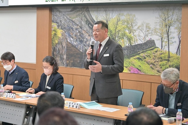 ▲ 최원철 공주시장이 8일 웅진동 행정복지센터에서 열린 시민과의 대화에서 백제문화촌 조성계획에 대해 설명하고 있다.ⓒ공주시