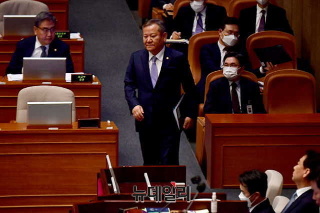 ▲ 이상민 행정안전부 장관이 지난 6일 오후 국회 본회의장에서 열린 정치·외교·통일·안보 분야 대정부 질문에서 답변을 위해 단상으로 향하고 있다. ⓒ이종현 기자