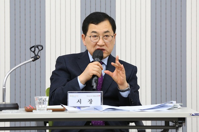 ▲ 주낙영 시장이 8일 오전 시청 대회의실에서 새해 첫 읍면동장 회의를 열고 23개 읍면동으로부터 주요 업무 계획을 보고 있다.ⓒ경주시