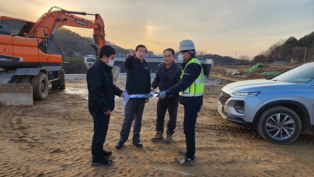 ▲ 조길형 충주시장이 8일 충청내륙고속화도로 건설현장에서 점검을 하고 있다.ⓒ충주시