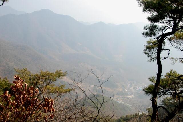 ▲ 벌랏마을을 휘둘러 감싸 안은 산등성이.ⓒ진경수 山 애호가