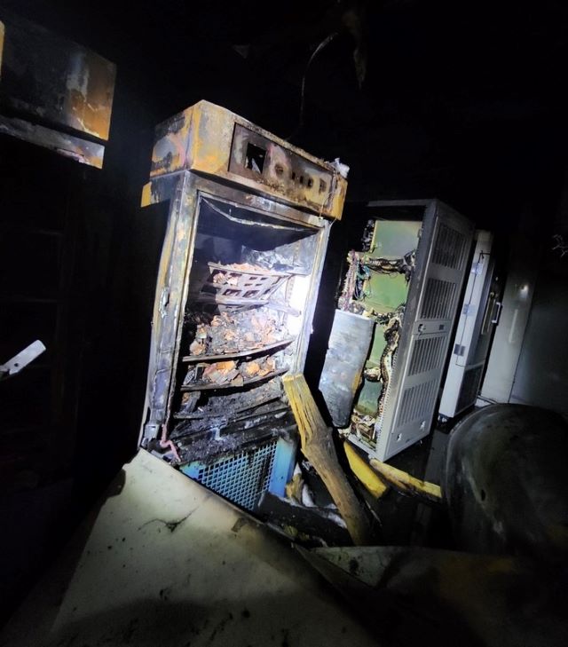 ▲ 8일 오후 11시 7분쯤 청주시 흥덕구 옥산면 한 배터리 제조공장에서 불이 나 13분 만에 진화됐다.ⓒ청주서부소방서