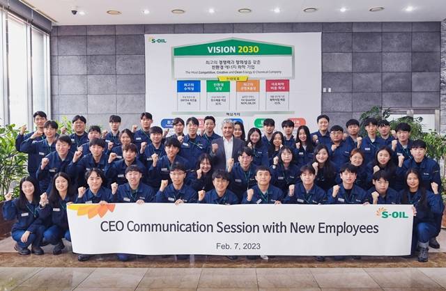 ▲ 후세인 알 카타니 에쓰오일 최고경영자가 지난 7일 울산공장에서 신입사원들과 기념촬영을 하고 있다. ⓒ에쓰오일 제공