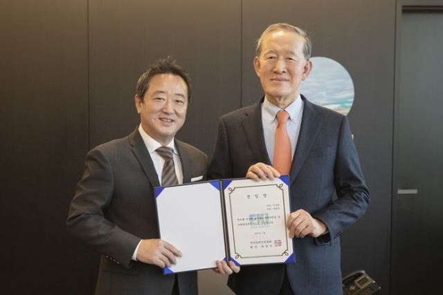 ▲ 허창수 전경련 회장(오른쪽)이 이웅열 코오롱 명예회장에게 전경련 회장후보추천위원장 겸 미래발전위원장 선임장을 전달한 뒤 기념촬영을 하고 있다. ⓒ전경련