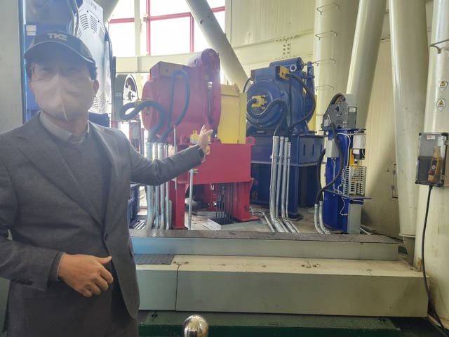 ▲ 서득현 TK엘리베이터 대표이사가 '트윈' 엘리베이터의 이중 권상기를 설명하고 있다. ⓒ도다솔 기자