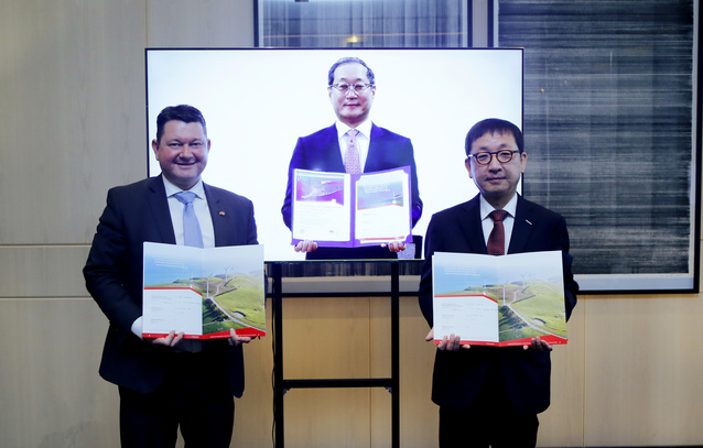 ▲ 샘 크래프터(왼쪽부터) 남호주 수소발전청 최고경영자와 정형락 두산퓨얼셀 사장, 제후석 부사장이 기념촬영을 하고 있다. ⓒ두산퓨얼셀