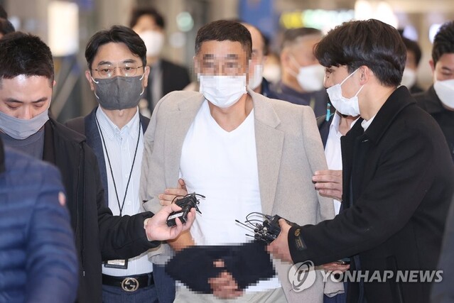 ▲ 김성태 전 쌍방울 그룹 회장의 해외도피를 현지에서 도운 수행비서 박모 씨가 지난 7일 오전 인천국제공항 제1여객터미널을 통해 입국하고 있다.ⓒ연합뉴스