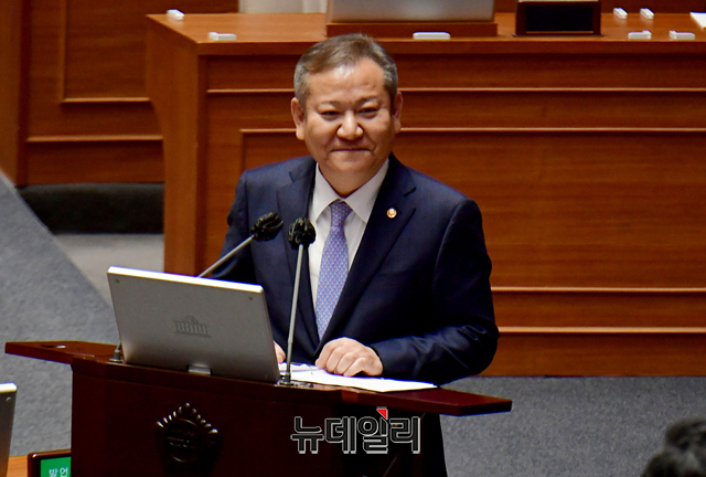 ▲ 이상민 행정안전부 장관이 6일 오후 국회 본회의장에서 열린 정치·외교·통일·안보 분야 대정부 질문에서 답변을 하고 있다.ⓒ이종현 기자