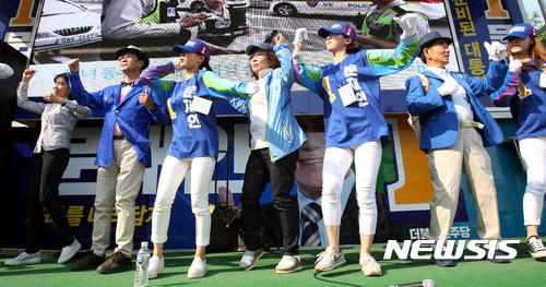 ▲ 2017년 5월, 더불어민주당이 정치·문화계 원로 4인방으로 구성한 '꽃보다 할배 유세단(이하 꽃할배 유세단)'이 광주 남구 봉선동 이마트 사거리에서 당시 대선 후보였던 문재인 전 대통령의 지지를 호소하며 율동하고 있다. 유시춘 EBS 이사장은 왼쪽에서 네번째. ⓒ뉴시스