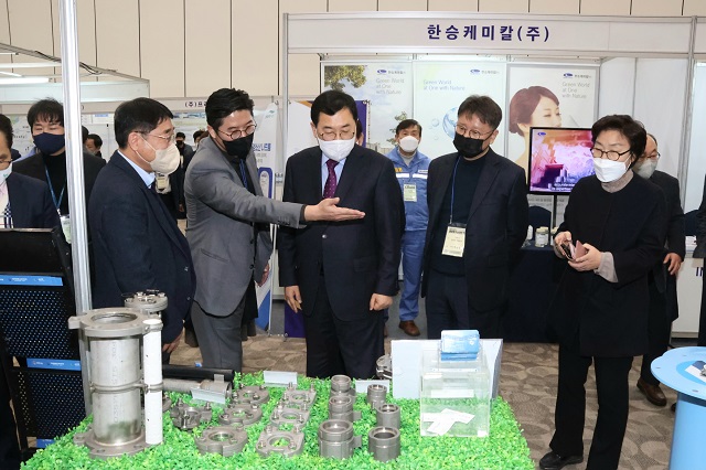 ▲ 주낙영 시장이 경주화백컨벤션센터(HICO)에서 열리는 ‘2023년 세계물의날 기념 상반기 물종합기술연찬회’ 행사장을 둘러보고 있다.ⓒ경주시