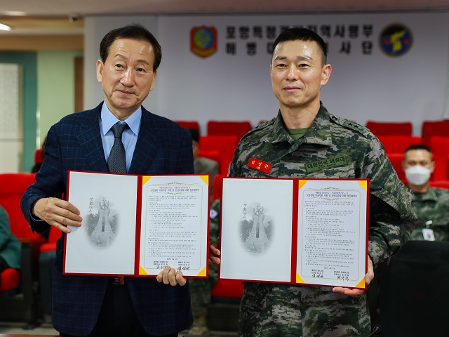 ▲ 왼쪽부터 류희림 대표, 해병대 임성근 1사단장.ⓒ경주엑스포