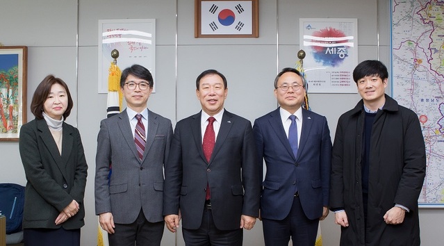 ▲ 최민호 세종시장이 9일 시청 집무실에서 김완섭 기획재정부 예산실장을 만나 세종시 정책비전 설명 및 주요 현안 사업에 대한 국비 지원 등을 요청했다. 왼쪽부터 장윤정 기재부 예산정책과장, 김완섭 기재부 예산실장, 최민호 세종시장, 고기동 행정부시장, 윤수현 기재부 예산관리과장.ⓒ세종시