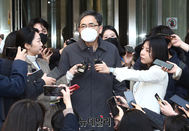 ▲ 곽상도 전 의원이 8일 오후 서울 서초구 서울중앙지방법원에서 열린 대장동 개발 사업 로비·특혜 의혹 관련 1심 선고 공판을 마친 뒤 법정을 나서고 있다. ⓒ정상윤 기자(사진=공동취재단)