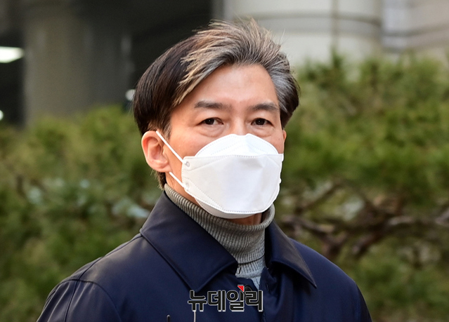 ▲ 자녀 입시비리와 감찰 무마 혐의로 재판에 넘겨진 조국 전 법무부 장관이 지난 3일 오후 서울 서초구 중앙지법에서 열린 1심 선고공판 직후 법원을 나서며 입장을 밝히고 있다. 법원은 조 전 장관에게 징역 2년에 600만원 추징을 선고했다. ⓒ정상윤 기자