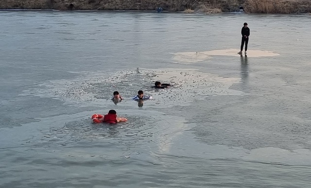 ▲ 지난 8일 오후 충남 천안 신월저수지 빙판 위에서 중학생들을 구조하는 천안서북소방서 소방대원.ⓒ충남소방본부