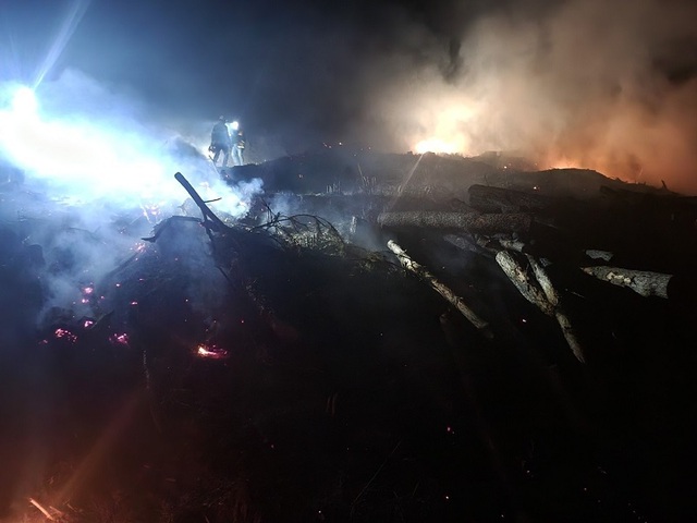 ▲ 충남 논산시 가야곡 한 야산에서 원인을 알 수 없는 산불이 나 산림청이 진화작업을 벌이고 있다.ⓒ산림청