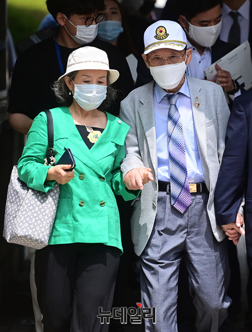 ▲ 승소 판결을 받고 나온는 고 한재복 탈북 국군포로를 박선영 물망초 이사장이 부축하고 있다.ⓒ정상윤 기자