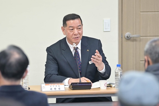 ▲ 최원철 공주시장이 지난 9일 금학동에서 열린 시민과의 대회에서 주미산 자연휴양림 일대를 ‘산림레포츠 메카’조성계획을 설명하고 있다.ⓒ공주시