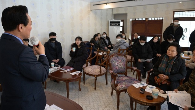 ▲ 백성현 논산시장이 지난 8일 방위산업체 초청 팸투어에서 인사말을 하고 있다.ⓒ논산시