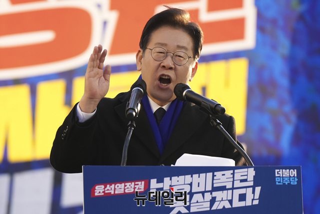 ▲ 이재명 더불어민주당 대표가 4일 오후 서울 숭례문 광장 인근에서 열린 '윤석열 정권 민생파탄, 검새 독재 규탄대회'에서 발언 하고 있다.ⓒ서성진 기자